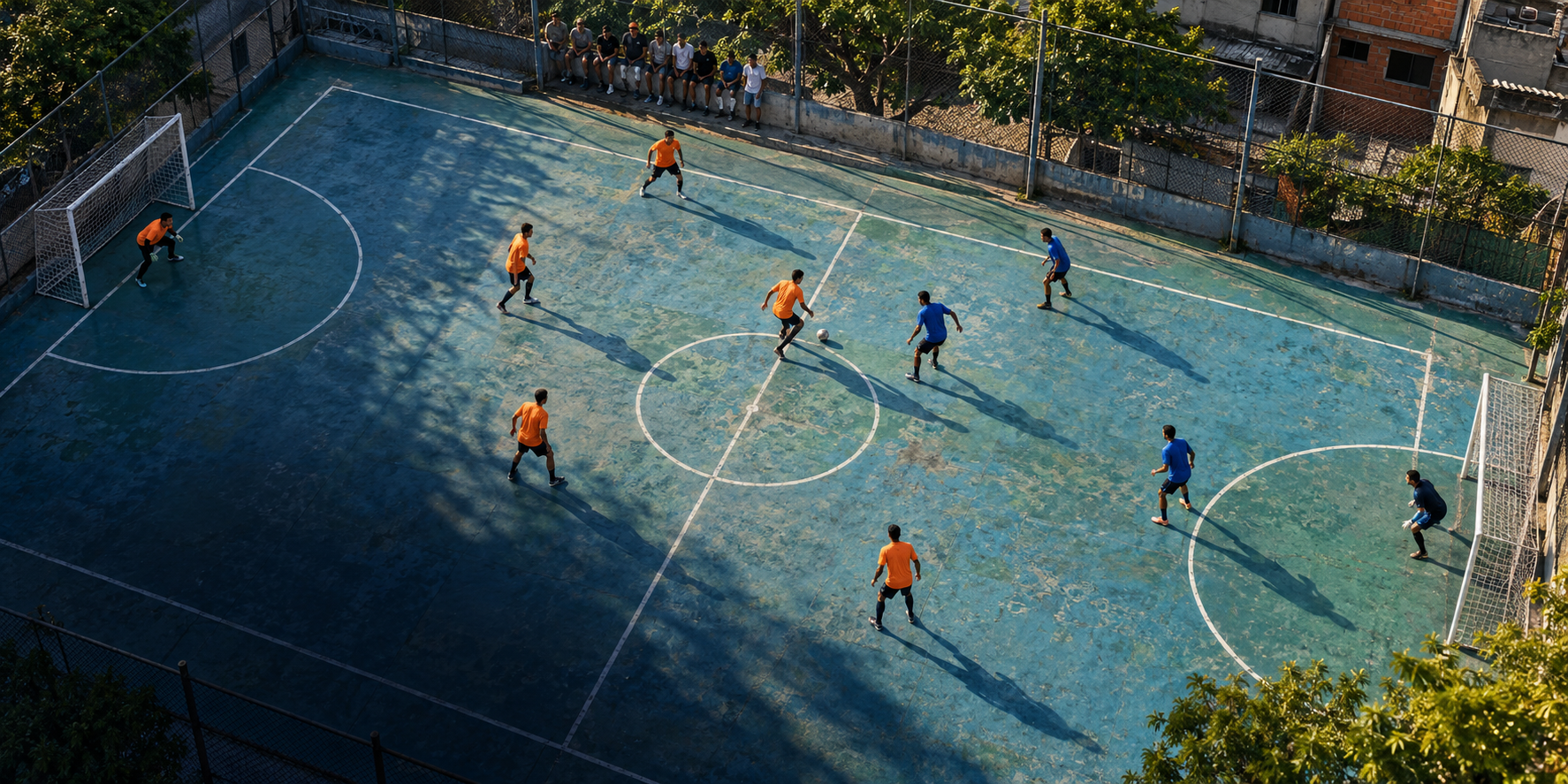 Partida de futsal em uma quadra comunitária vista de cima